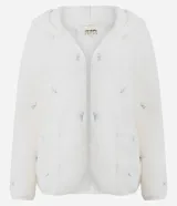 Bata de estar por casa confeccionada en tejido sherpa de textura suave, color blanco con pequeños bordados de moños en color celeste. Presenta capucha, mangas largas y dos bolsillos frontales.