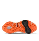 Championes de trekking Columbia modelo Konos Trillium Atr, color gris con entresuela blanca moteada y detalles en naranja. Cuentan con capellada de malla transpirable, suela Adapt Trax y tecnología Omni-Max para mayor amortiguación y estabilidad en senderismo.