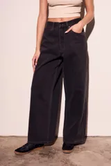 Pantalón de jean negro de corte recto, tiro medio y cinco bolsillos.