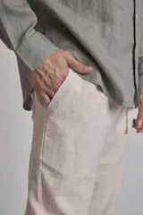 Pantalón de lino color verde oliva, de corte recto y tiro medio.