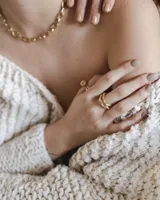 Anillo de diseño artesanal con estructura entrelazada de líneas irregulares y acabado orgánico. Pieza ajustable fabricada en metales nobles.