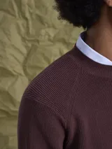 Sweater de cuello redondo confeccionado en algodón grueso con textura acanalada, de corte clásico y manga larga.