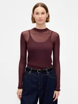 Buzo de tejido fino y semitransparente color bordó, con cuello redondo y mangas largas. Presenta un diseño de doble capa con una musculosa interior al tono.