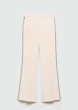Pantalon de corte wideleg en color beige, confeccionado en tejido fluido. Presenta diseño de rayas laterales en contraste, trabillas para cinturón, dos bolsillos laterales y cierre oculto de botón, gancho y cremallera.