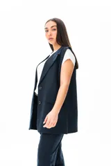 Chaleco azul con corte entallado, sin mangas y terminaciones prolijas.