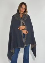 Ruana de lambswool color gris oscuro, con cuello alto y detalles bordados a mano en relieve en el cuello y a lo largo de la abertura frontal.