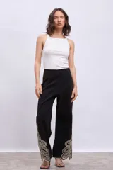 Musculosa de tejido acanalado en color blanco, con cuello redondo y diseño ajustado al cuerpo.