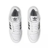 Championes adidas Forum 84 Low Adv de estilo urbano, confeccionados en cuero blanco con las icónicas tres tiras laterales en color negro. Presentan el logo del trébol en el lateral y en la lengüeta, con una suela de goma color caramelo que aporta un contraste clásico.
