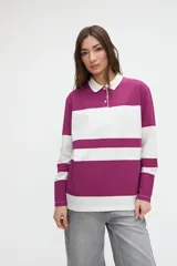 Remera polo de manga larga de algodón lavado, con diseño de rayas horizontales anchas en azul y blanco, cuello y cartera de botones en color blanco, y pequeños tajos laterales.