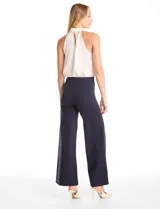 Pantalón palazzo de tiro alto con corte amplio y costuras verticales frontales que estilizan la silueta. Presenta una cintura lisa y estructura fluida.