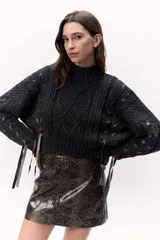 Minifalda marrón con estampado de piel de serpiente y cierre trasero.