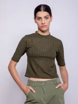 Top blanco de cuello alto y manga tres cuartos, con diseño de transparencias.