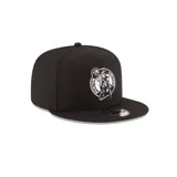 Gorro negro de visera plana, con logo bordado de los Boston Celtics en el frente. Modelo 9Fifty ajustable.