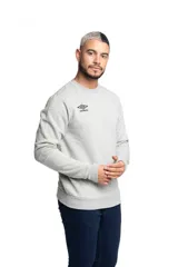 Buzo deportivo básico de felpa color azul marino con cuello redondo y el logotipo de Umbro bordado en blanco en el pecho.