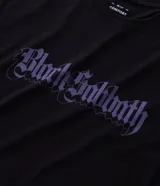 Remera negra de algodón con corte comfort, cuello redondo y manga corta. Presenta un estampado frontal con el logo de la banda Black Sabbath en color violeta.