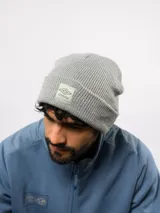 Gorro de lana gris, de punto acanalado con vuelta y parche frontal con el logo de Umbro.