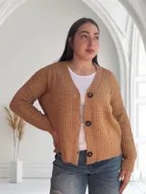 Saco de lana color camel con textura de punto, escote en V y cierre con botones marrones.