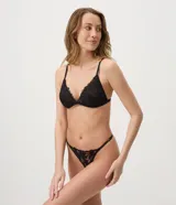 Bombacha colaless modelo string de tul negro con transparencia y bordado floral. Presenta laterales finos regulables con herrajes metálicos y doble hilo trasero.
