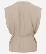 Blusa femenina color beige, sin mangas, con escote drapeado (degagê) y lazo ajustable en la cintura. Confeccionada en crepé de viscosa certificada.