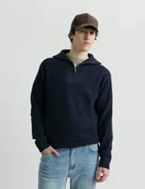 Remera de punto inglés de manga larga, color marrón, con medio cierre metálico y cuello en punto canalé.