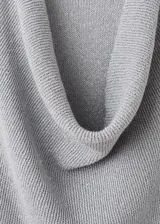 Top gris plateado de tejido de punto fino con hilos de lúrex, cuello drapeado, tirantes anchos y diseño sin mangas.