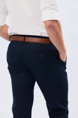 Pantalón clásico de lino y algodón color azul marino, de corte recto y con bolsillos laterales.