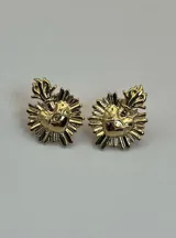 Par de aros dorados con forma de corazón sagrado con llamas y rayos. Cierre a presión.