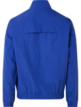 Campera azul de nailon arrugado reciclado, con cuello alto, puños y bajo elásticos, cierre con tirador con logo, bolsillos con cremallera en la cintura, abertura de ventilación en la espalda, forro de poliéster reciclado e insignia con el logo de goma de Calvin Klein en la manga.