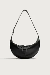 Bolso de hombro de diseño curvo en color negro, con detalle de pespuntes centrales. Cuenta con un compartimento principal con cierre de cremallera y dos bolsillos frontales con cierre. Incluye asa de hombro y bolsillo interior con cierre.