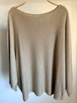 Sweater italiano tejido en hilo con lurex color dorado, de calce oversized y talle único.