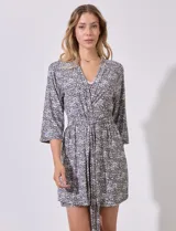 Conjunto de bata y camisón marca René Rofé. Camisón gris con estampado floral rosa, escote en V y aplique de encaje. Breteles regulables. Bata gris con estampado floral rosa y lazo de ajuste.