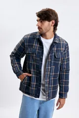 Sobrecamisa de franela a cuadros en tonos azul marino y beige, con cierre frontal de cremallera, bolsillos superiores con solapa y bolsillos laterales.