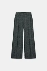 Pantalón de corte recto confeccionado en tejido con mezcla de lana. Presenta tiro medio, cintura con trabillas, bolsillos laterales y traseros, y detalle de nervio frontal. Cierre mediante cremallera, botón y ganchos metálicos.