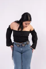 Remera blanca con cuerpo de nido de abeja elástico, diseño off-shoulder y mangas largas fluidas y acampanadas.