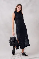 Vestido midi negro tejido a crochet con lurex, cuello redondo y sin mangas.