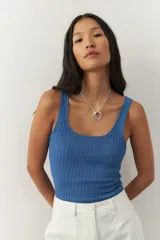 Top sin mangas negro, de corte ajustado al cuerpo, con escote cuadrado y tejido tramado acanalado.