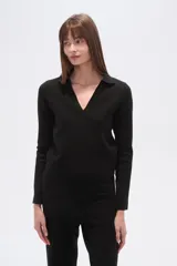 Cárdigan de poliéster con estampado abstracto en tonos marrones y beige, cuello camisero y mangas largas.