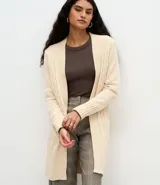 Cardigan femenino de corte alargado y diseño abierto, confeccionado en punto con textura de cables marcados y puños canelados.