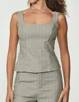 Musculosa gris con estampado a cuadros, breteles anchos y corte ajustado.