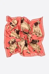 Pañuelo cuadrado de poliéster reciclado marca Bimba y Lola, color rosado coral con estampado de perros raza pug en diversas posiciones. Presenta un borde fino de color blanco y el nombre de la marca en una esquina.