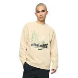 Buzo de cuello redondo color beige, con estampado frontal que incluye un paisaje de montaña y bosque junto a la frase 'Hike More'.