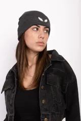 Gorro tipo beanie de tejido de punto acanalado en color rosado, con detalle de logo bordado en el frente.