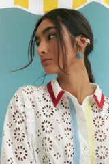 Aros colgantes plateados con doble aro y dije redondo de vidrio multicolor.