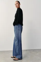 Jeans de tiro alto, pernera recta y larga, estilo clásico con cinco bolsillos, cierre frontal con cremallera y botón metálico.