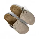 Zuecos color beige con hebilla metálica ajustable, plantilla anatómica de corcho y suela de goma.