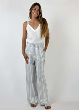 Pantalón de lino a rayas verticales grises y blancas, de corte palazzo y cintura alta.