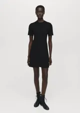 Vestido corto de tejido de punto fino en color negro, con cuello perkins, mangas cortas y diseño evasé.