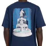 Remera de algodón color azul marino, con cuello redondo y mangas cortas. Presenta un pequeño diseño gráfico estampado en el pecho izquierdo.