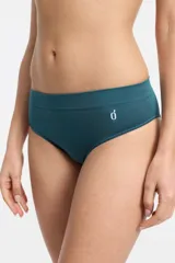 Bombacha tipo bikini de tiro medio, confeccionada en microfibra sin costuras con acabado suave. Presenta un pequeño logo estampado en el lateral y refuerzo interior de algodón.