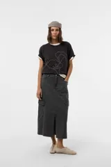 Remera de algodón con calce relajado, color negro lavado, cuello redondo y mangas cortas. Presenta una estampa floral bordada en líneas blancas en el frente.